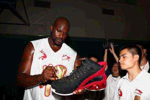 ATP年终总决赛｜阿尔卡拉斯又赢一次！提前锁定年终世界第一（ATP年终总决赛：阿尔卡拉斯再度取胜，提前锁定年终世界第一）