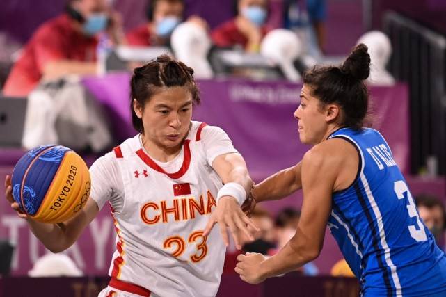 上海海港足球俱乐部举行2025赛季出征仪式（上海海港开启2025赛季征程，出征仪式启幕）