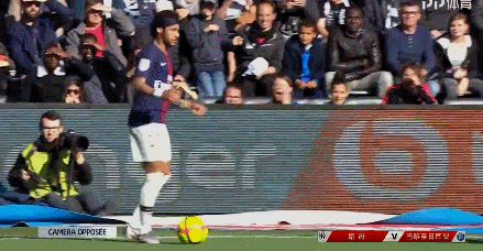 官方：本轮港超联赛延期进行，中国香港各代表队将臂缠黑纱出战（官方通报：港超本轮推迟，中国香港各代表队将佩戴黑纱参赛）