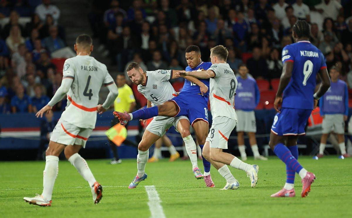 铜梁龙致谢蓉城：期待成渝两地共同推动西部足球事业蓬勃发展（铜梁龙感谢蓉城，盼成渝携手促西部足球腾飞）