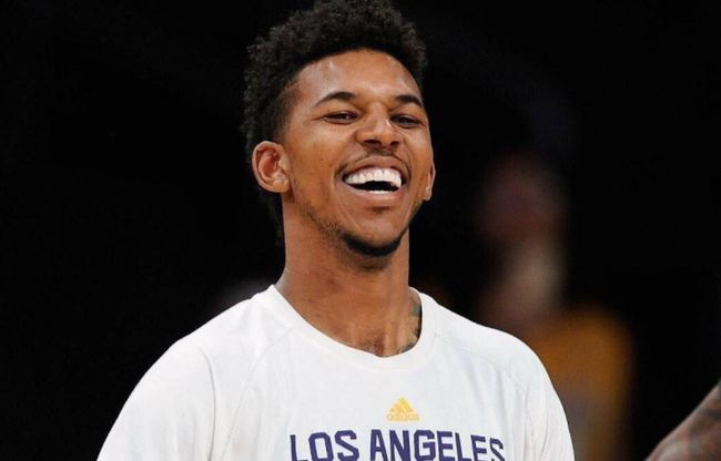 篮球湖人球员训练营全程记录公开（洛杉矶湖人球员训练营全程纪实发布）