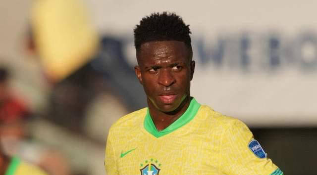 山东男篮激烈对决青岛男篮，裁判控场不足引发热议，球员受伤成焦点。（山东与青岛男篮上演恶战，裁判控场不力惹争议，球员受伤成焦点）