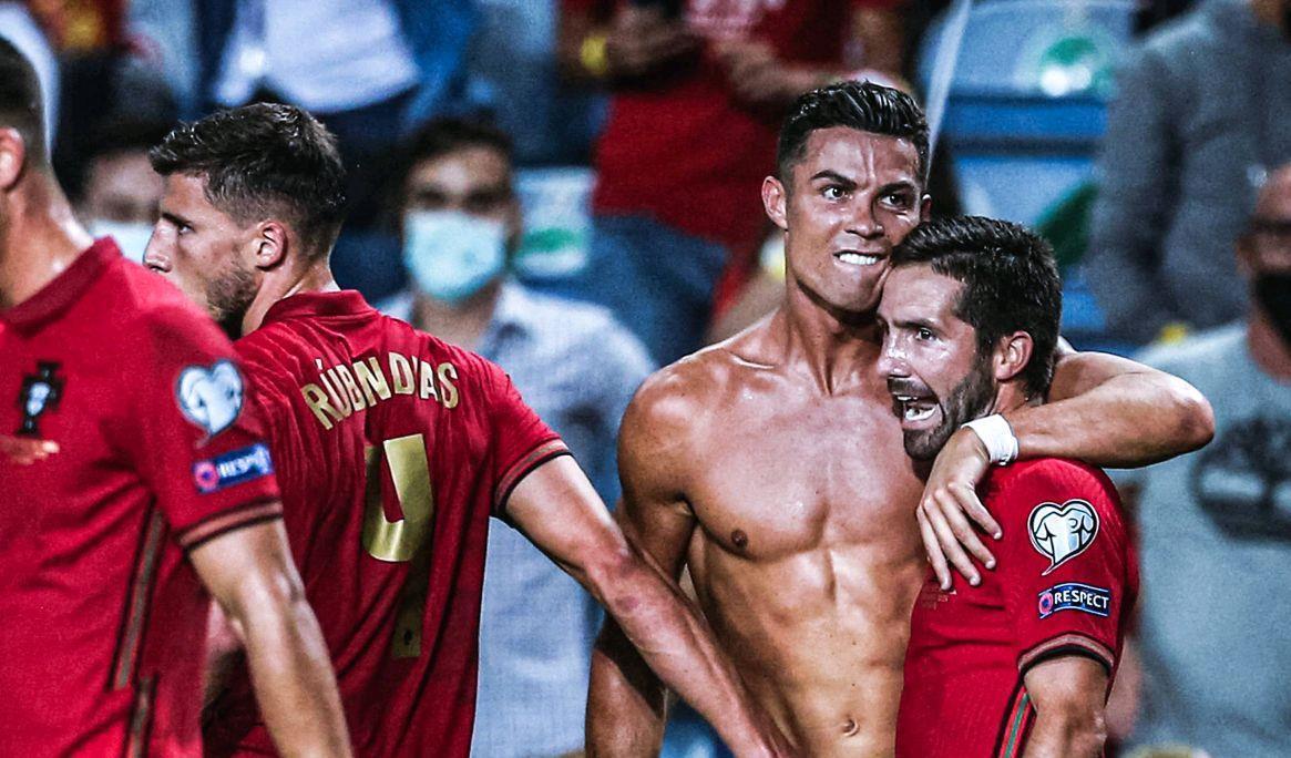 杜兰特关键中投命中，全场欢呼（杜兰特命中关键中距离，现场欢声雷动）