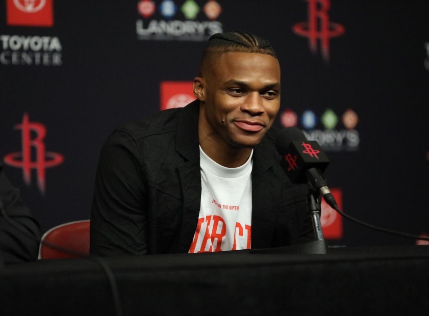 手感火热！狄龙半场10中7得到19分2篮板1助攻（状态爆棚！狄龙半场10投7中砍下19分2板1助）