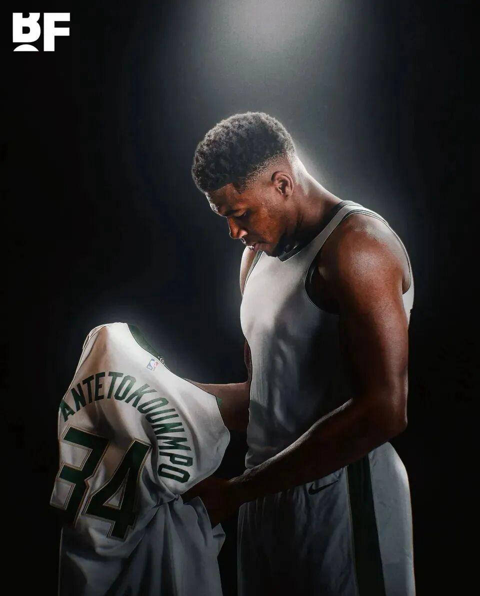 浓眉：弗拉格很会抓防守漏洞，我们的职责就是帮他创造机会（浓眉：弗拉格善于利用防守破绽，我们的任务是为他创造机会）