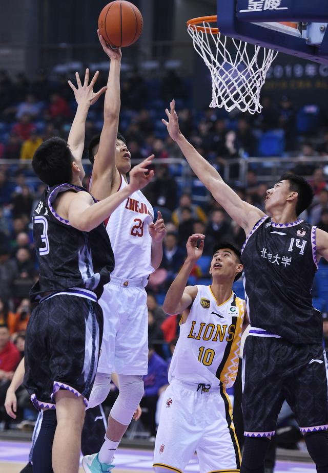 马刺困境：主场表现低迷，亟待突破（马刺陷入低谷：主场疲软急需破局）