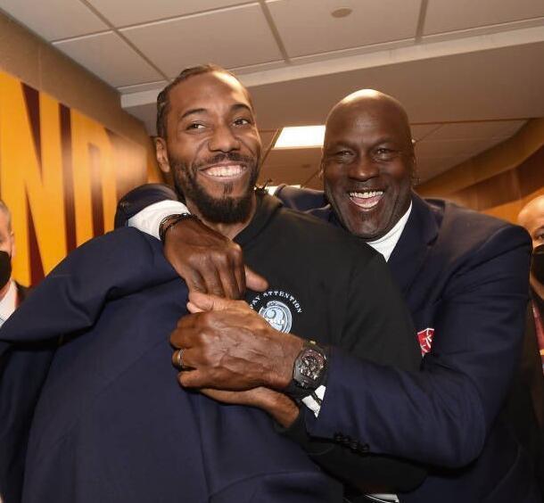 活塞客场大胜取得12连胜，终结对阵雄鹿五连败（活塞客场大捷豪取12连胜，结束此前对雄鹿的五连败）