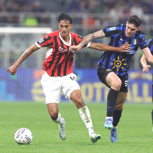 高危职业！文班跳球时肘到裁判面部，裁判表情十分痛苦（跳球意外：文班肘部误击裁判脸部，裁判表情痛苦）