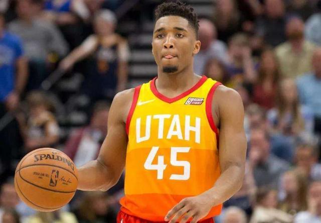 状态火热！夏普半场12中8高效16分，两次暴扣技惊四座（火力全开！夏普半场12投8中轰下16分，两次劲爆扣篮引爆全场）