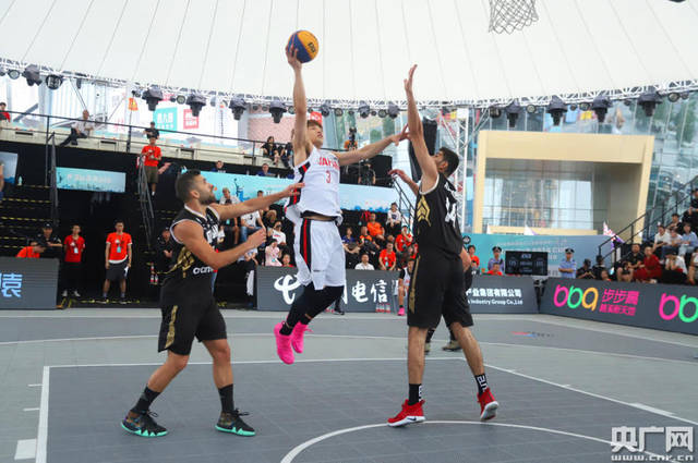 剑南春｜巴萨4-0十人毕包，费兰双响，莱万、费尔明破门（剑南春｜巴萨4-0大胜十人毕尔巴鄂，费兰梅开二度，莱万与费尔明建功）